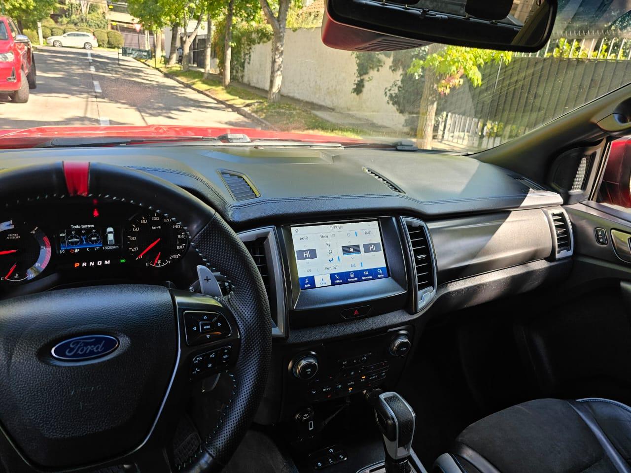 Interior Ford Ranger Raptor 2021 asientos deportivos y volante con levas