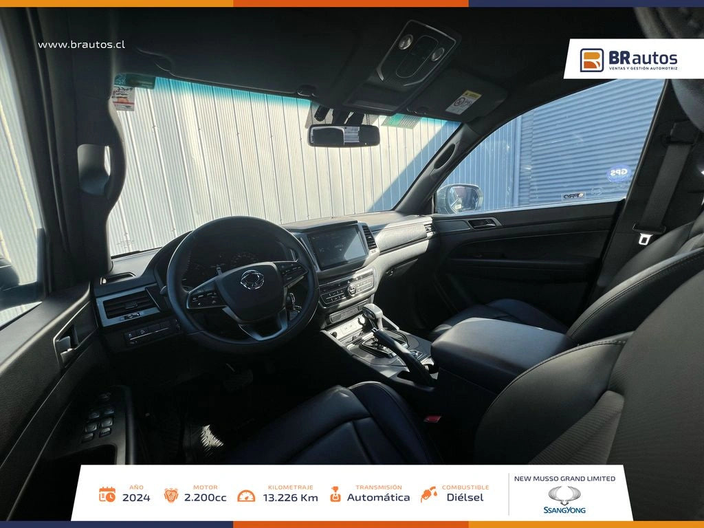 Interior Musso Grand 2024 pantalla digital y asientos de cuero