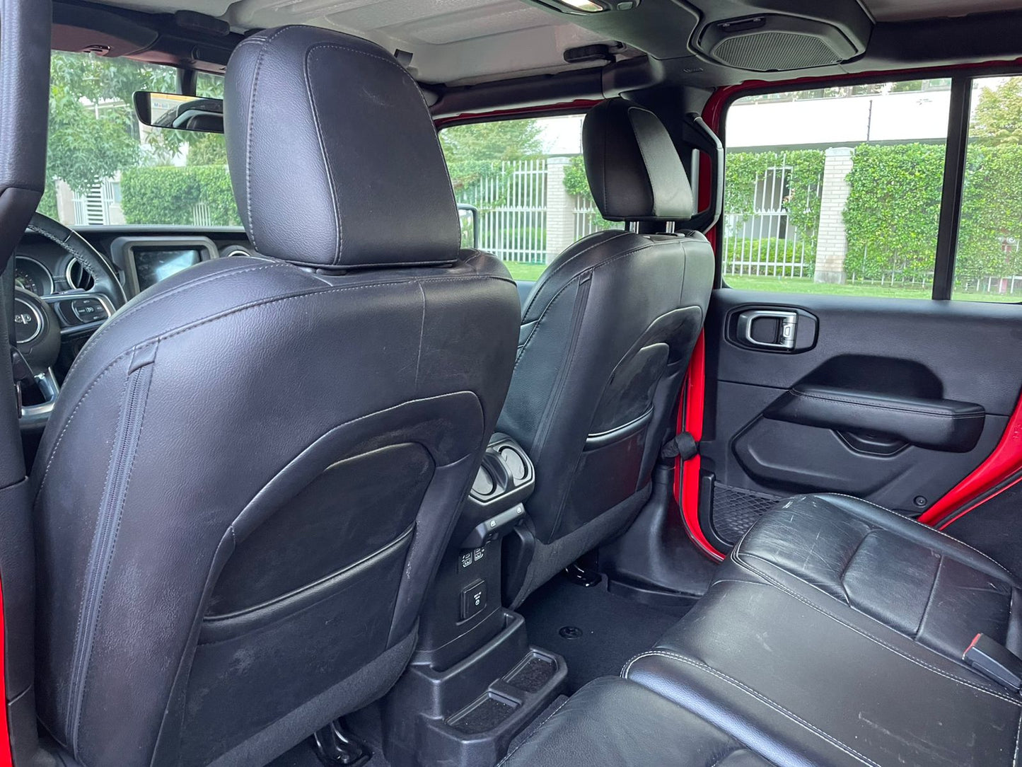 Interior cuero Jeep Wrangler Sahara 2014 pantalla touch y comandos al volante