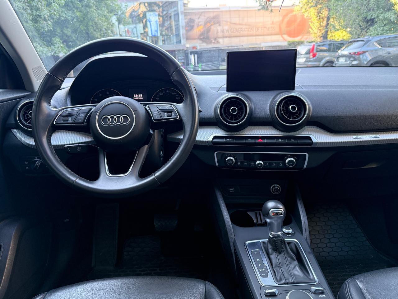 Interior Audi Q2 2021 pantalla touch y levas al volante