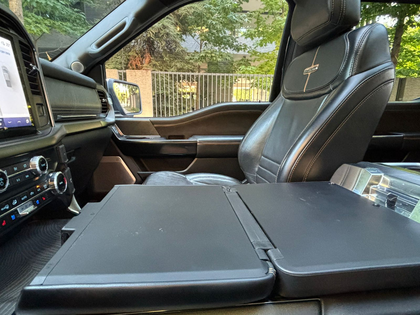 Interior Ford F-150 Platinum 2024 pantalla 12 pulgadas y asientos de cuero