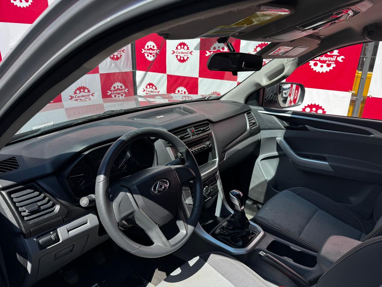 Interior funcional Maxus T60 DX transmisión manual y aire acondicionado