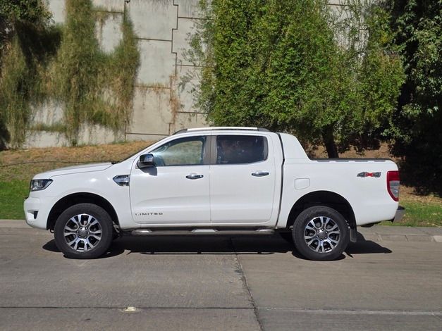 Vista lateral Ford Ranger 3.2 2023 barra cromada y llantas de aleación Santiago