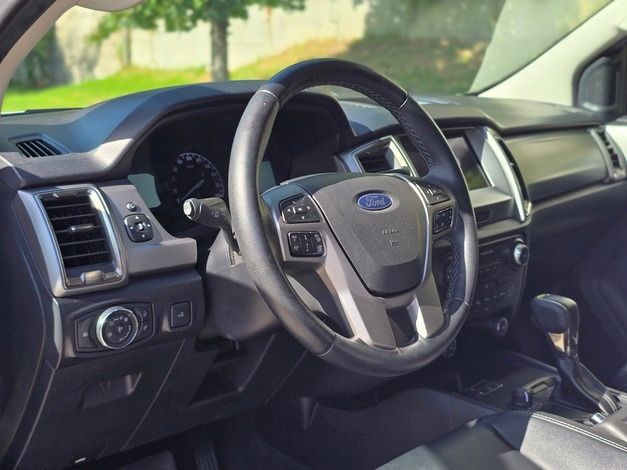 Interior Ford Ranger Limited 2023 asientos de cuero y pantalla SYNC 3