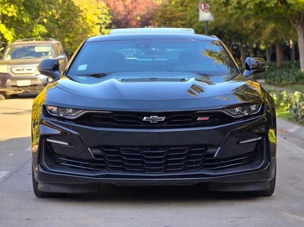 Chevrolet Camaro SS 2023 frente agresivo color negro brillante