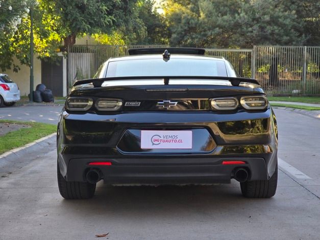Vista trasera Camaro SS 2023 cuatro salidas de escape y alerón deportivo Santiago
