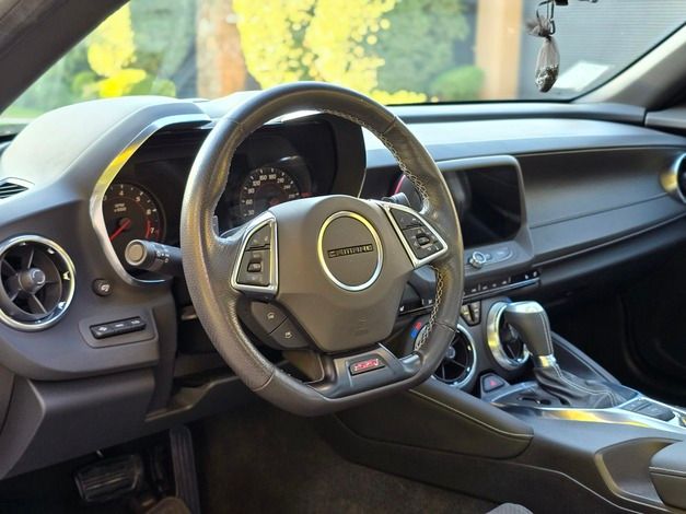 Interior Chevrolet Camaro SS 2023 asientos deportivos y pantalla MyLink