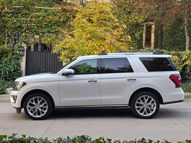 Vista lateral Ford Expedition 4WD 2019 diseño robusto y llantas cromadas Santiago