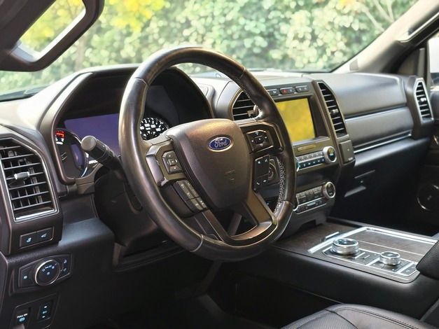 Interior Ford Expedition 2019 asientos de cuero y techo panorámico