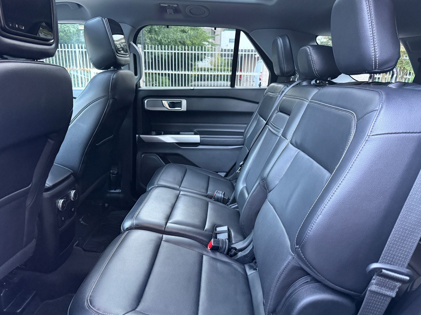Interior cuero Ford Explorer Limited con techo panorámico y pantalla táctil