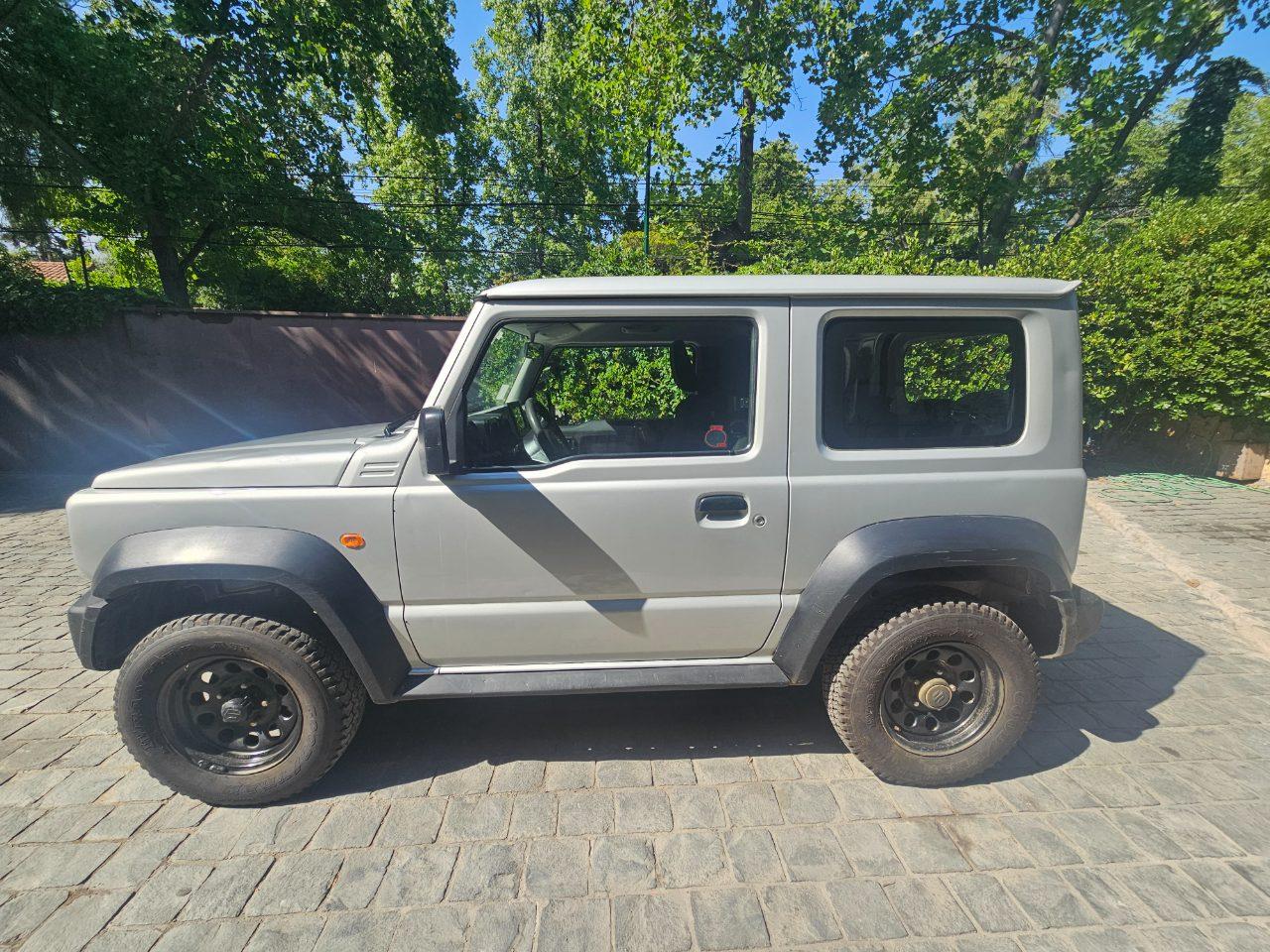 Vista lateral Suzuki Jimny 2022 llantas originales y despeje suelo Santiago