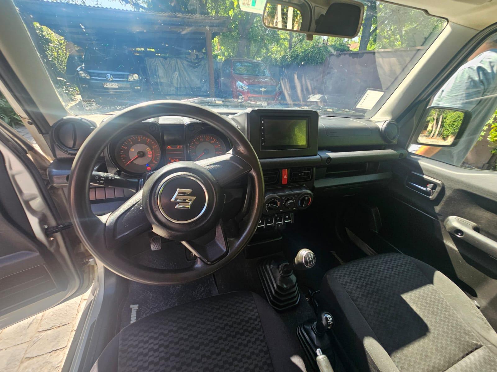 Interior Suzuki Jimny 2022 palanca de cambios y reductora