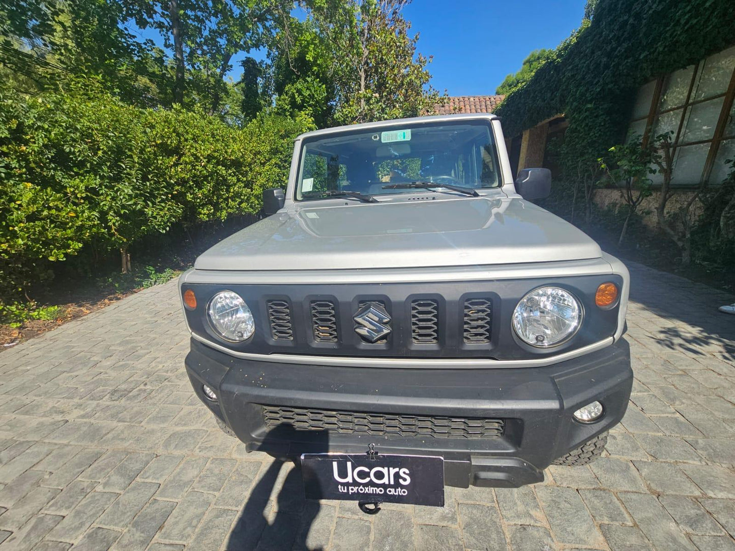 Suzuki Jimny 2022 frente todoterreno gris cuadrado