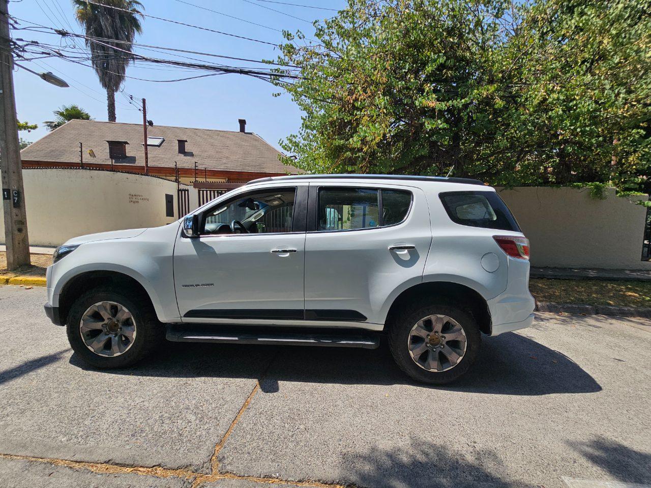 Vista lateral Chevrolet Trailblazer 2022 llantas de aleación Santiago