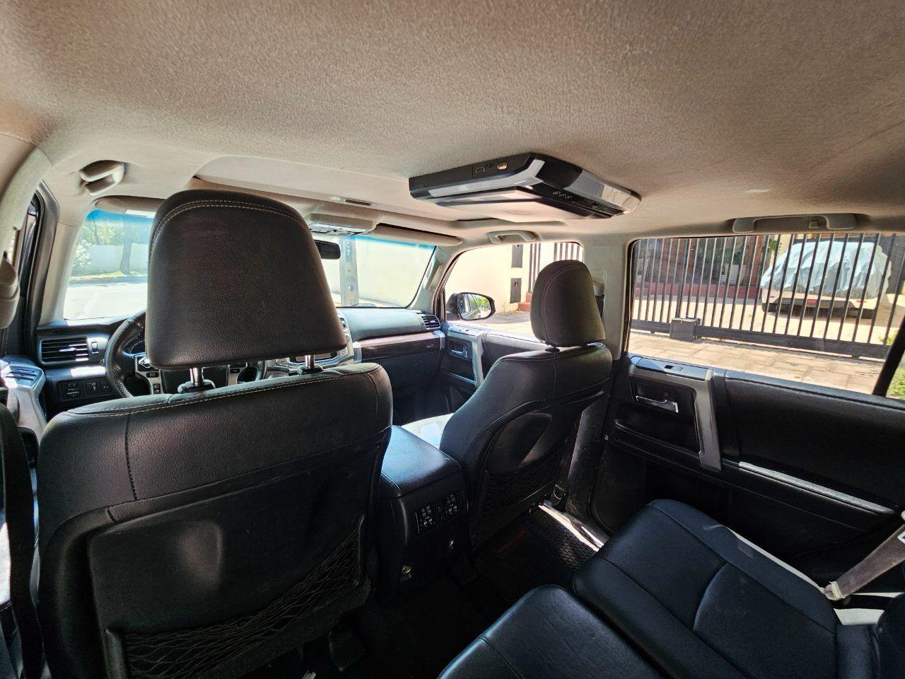 Interior Toyota 4Runner 2017 asientos de cuero y tres corridas