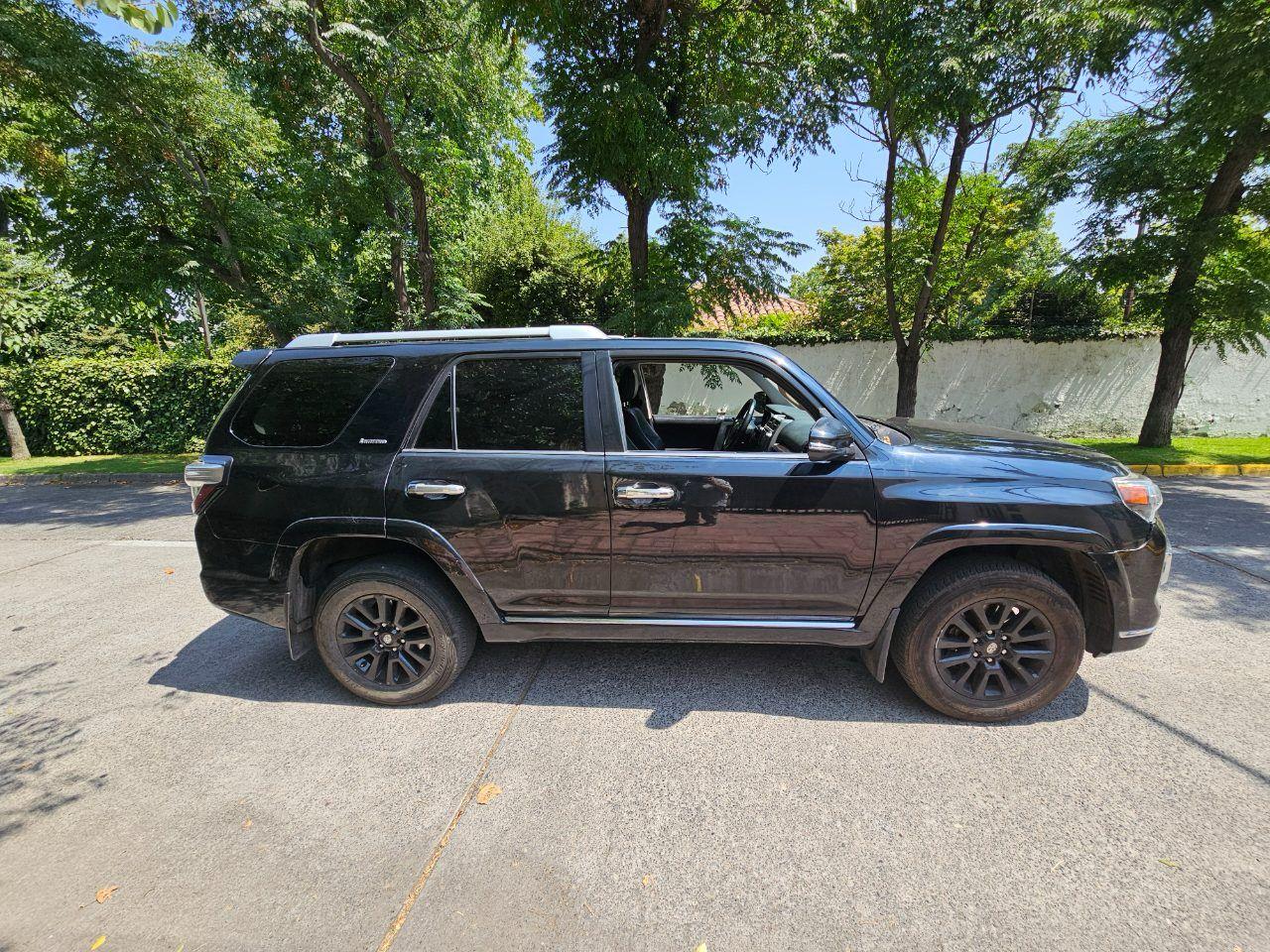 Interior Toyota 4Runner 2017 asientos de cuero y tres corridas