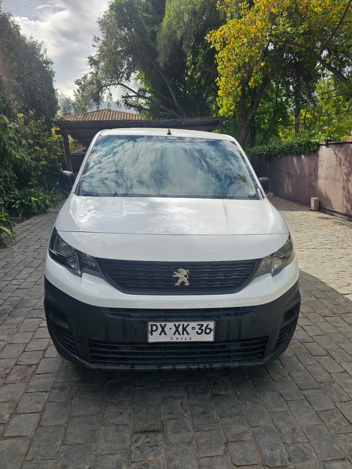 Peugeot Partner L1 2021 frente furgón blanco de carga