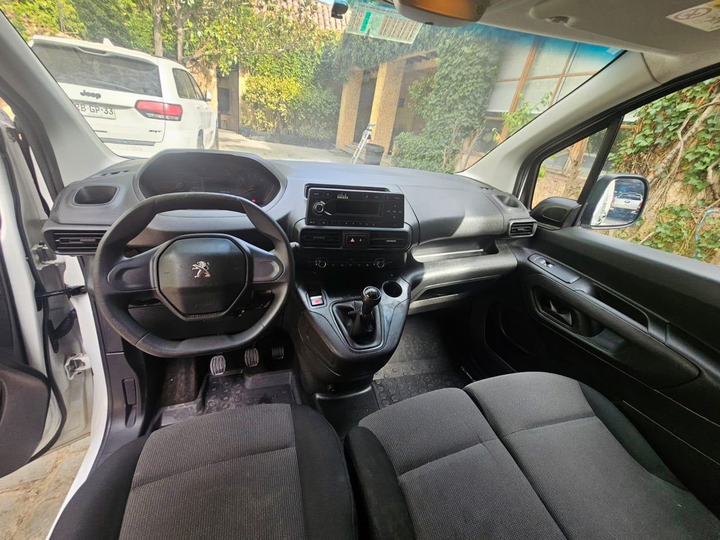 Interior Peugeot Partner 2021 panel de instrumentos y espacio cabina