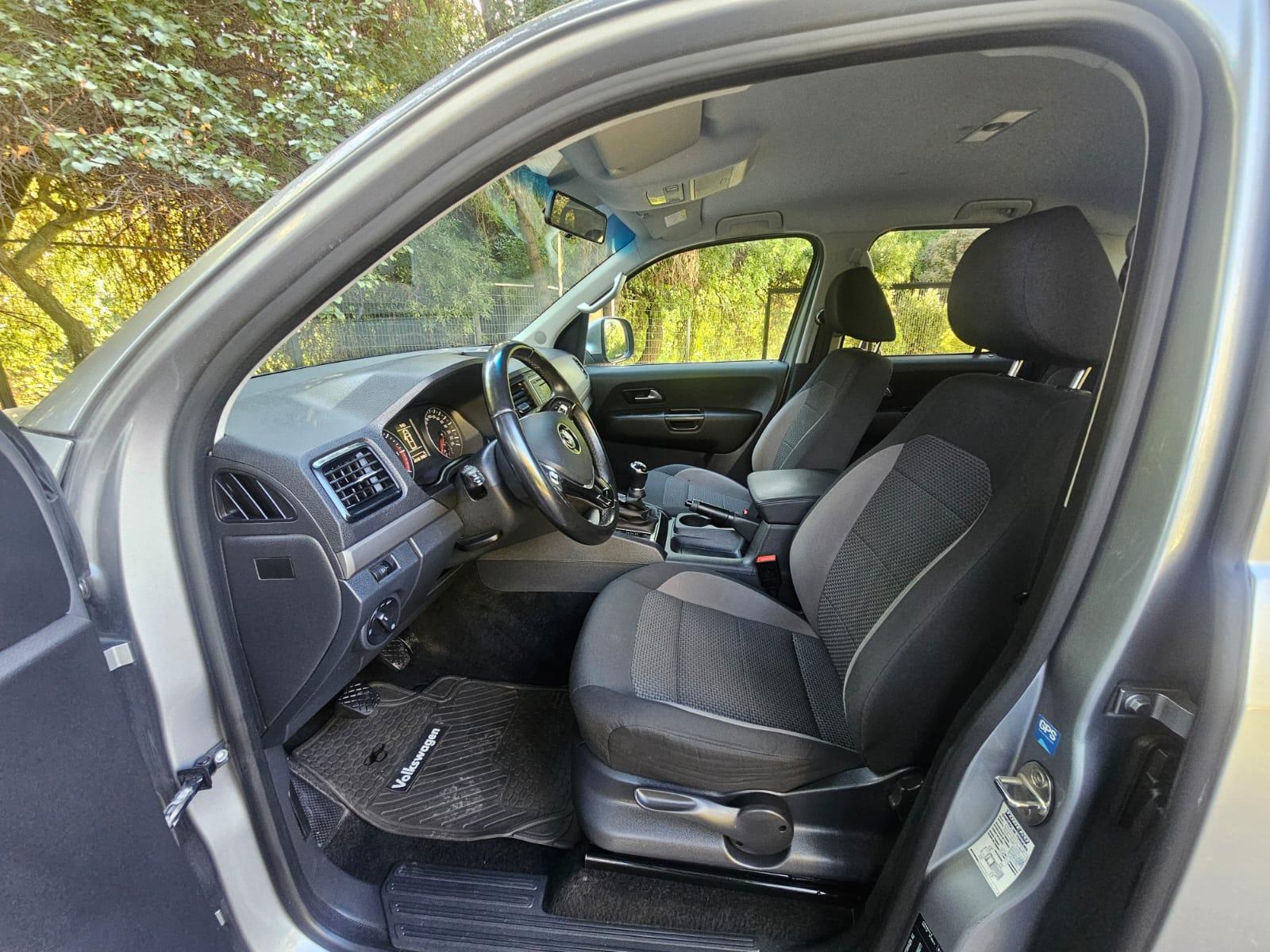 Interior Volkswagen Amarok 2022 panel y caja manual de 6 marchas