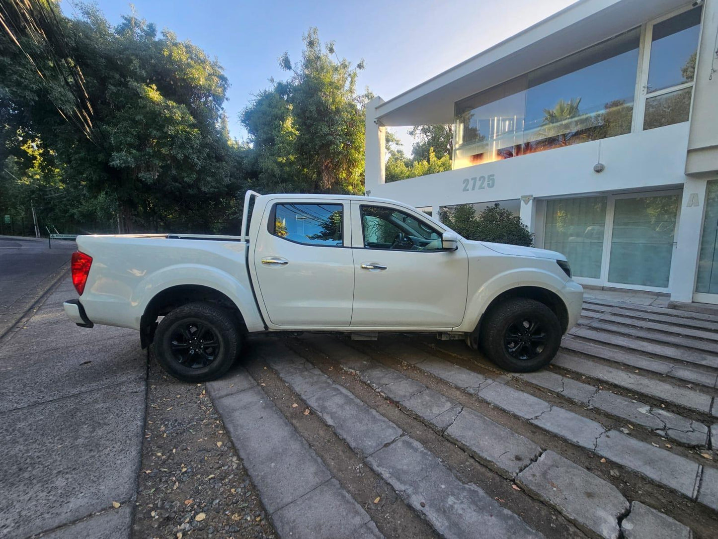 Vista lateral Nissan Navara 2023 doble cabina Santiago