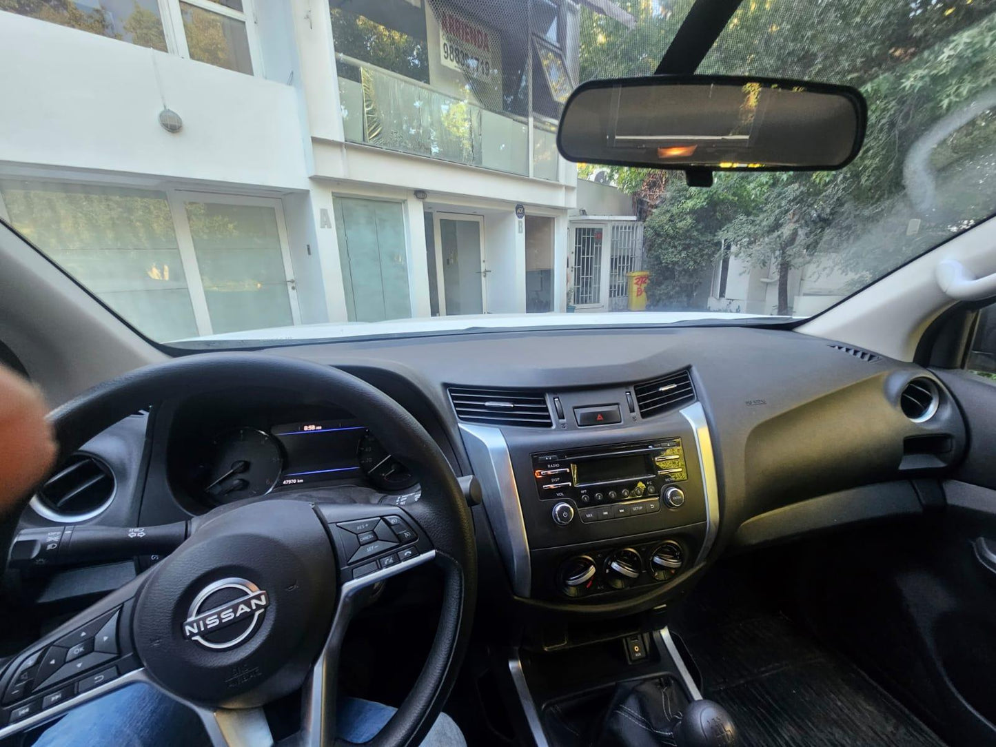 Interior Nissan Navara 2023 tablero y caja manual de 6 velocidades