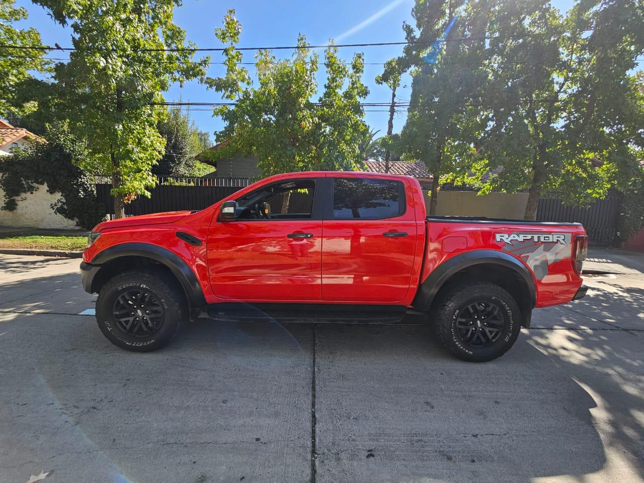 Interior Ford Ranger Raptor 2021 asientos deportivos y volante con levas