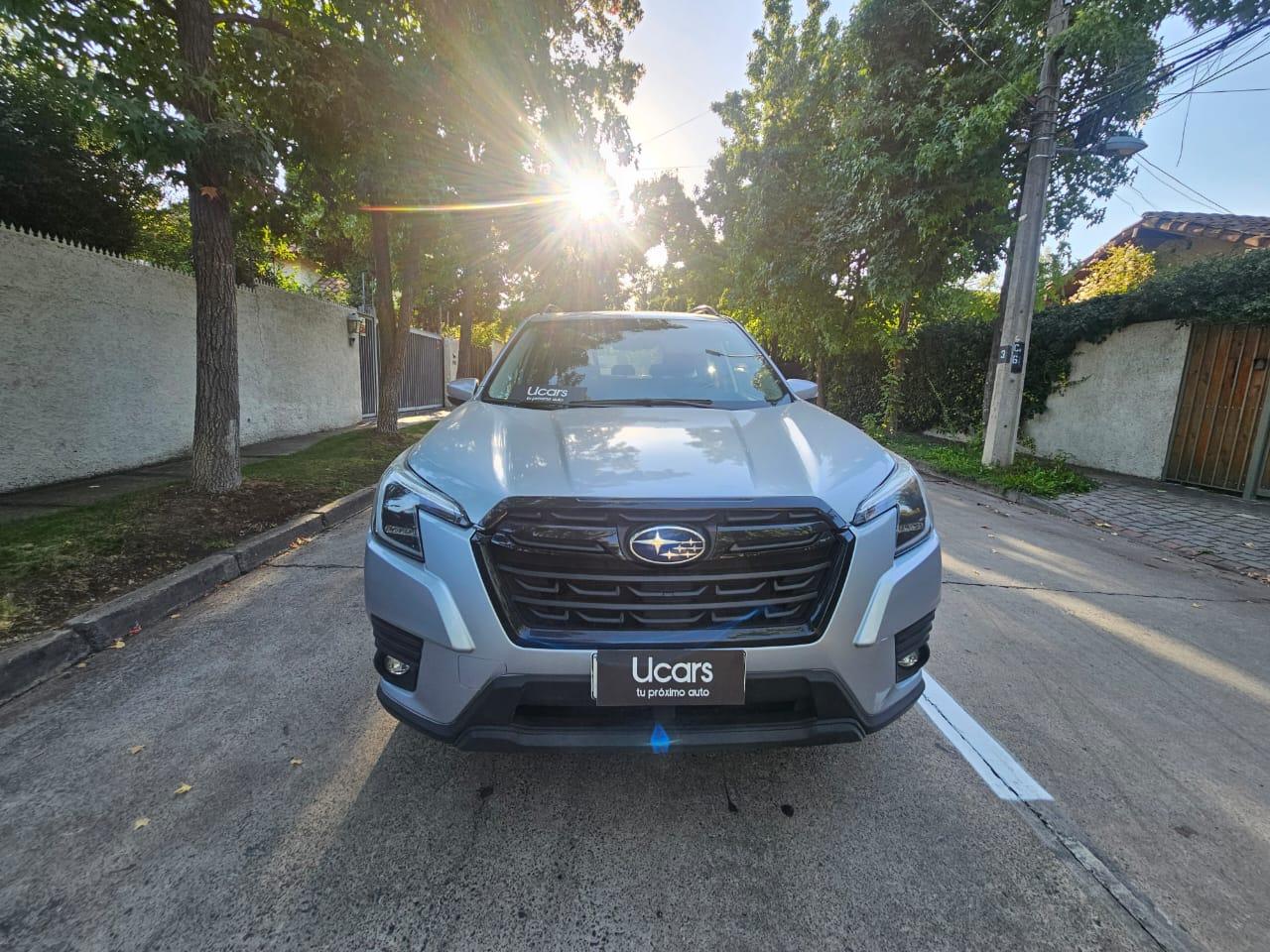 Subaru Forester 2024 frente SUV gris elegante AWD