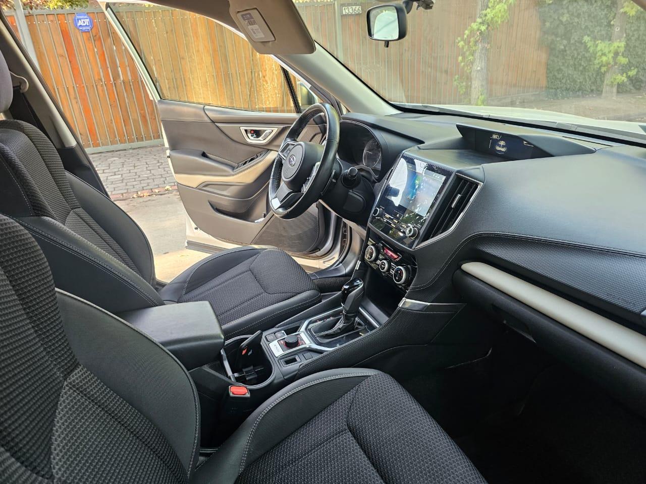 Interior Subaru Forester 2024 panel central y pantalla touch