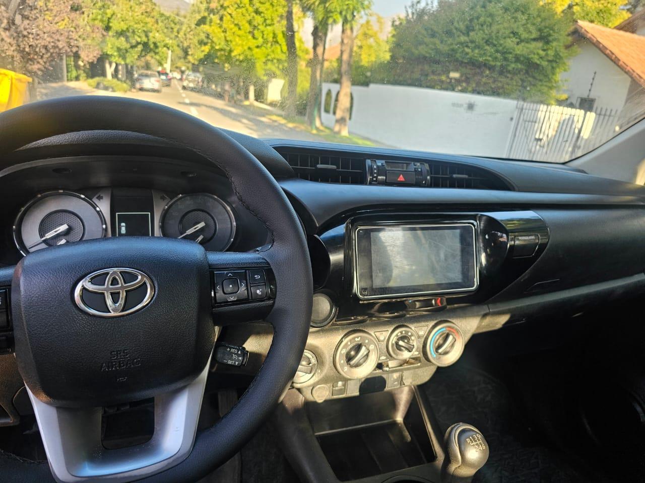 Toyota Hilux DX 2.4 Turbo Diésel 2024 | 4x4 | Solo 20.100 KM | Santiago