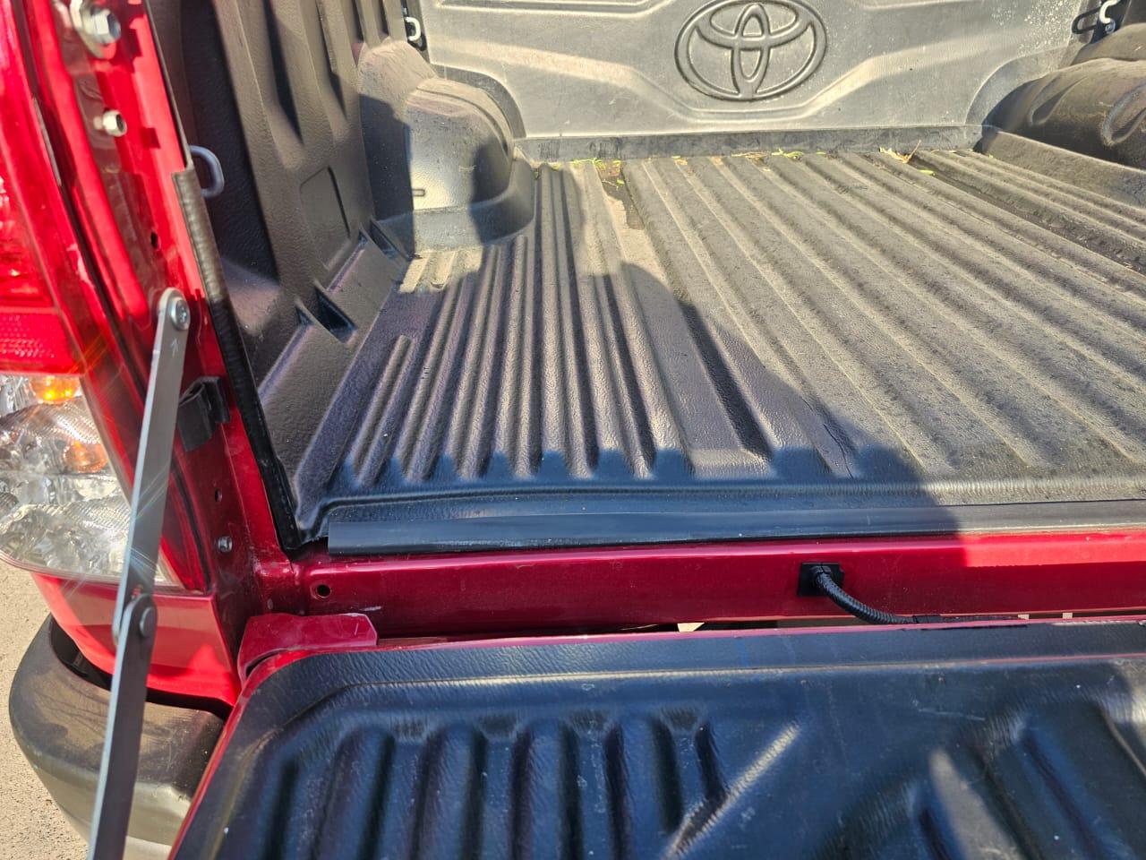 Detalle pickup Toyota Hilux 2024 tracción 4x4 y chasis reforzado Santiago