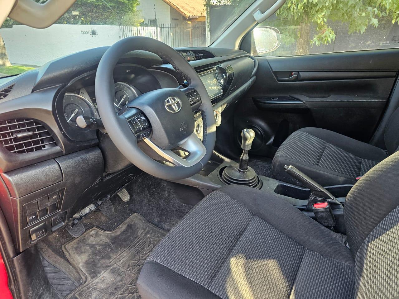 Interior Toyota Hilux 2024 panel de instrumentos y palanca de cambios