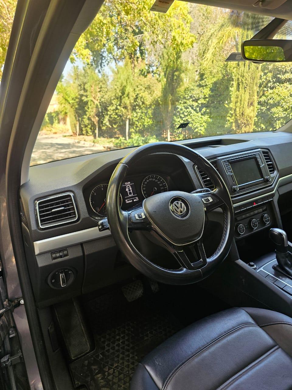Interior Volkswagen Amarok 2022 panel digital y asientos de cuero