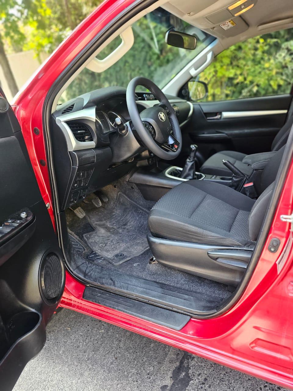 Toyota Hilux SR 2.8 Turbo Diésel 2022 | 4x4 | Motor High Torque | Santiago