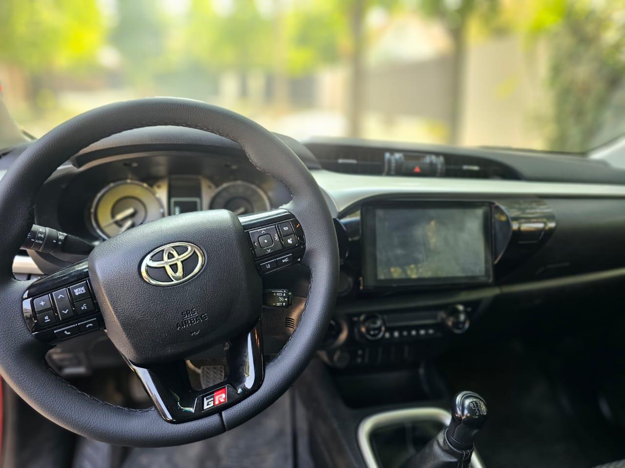 Toyota Hilux SR 2.8 2022 frente camioneta roja 4x4