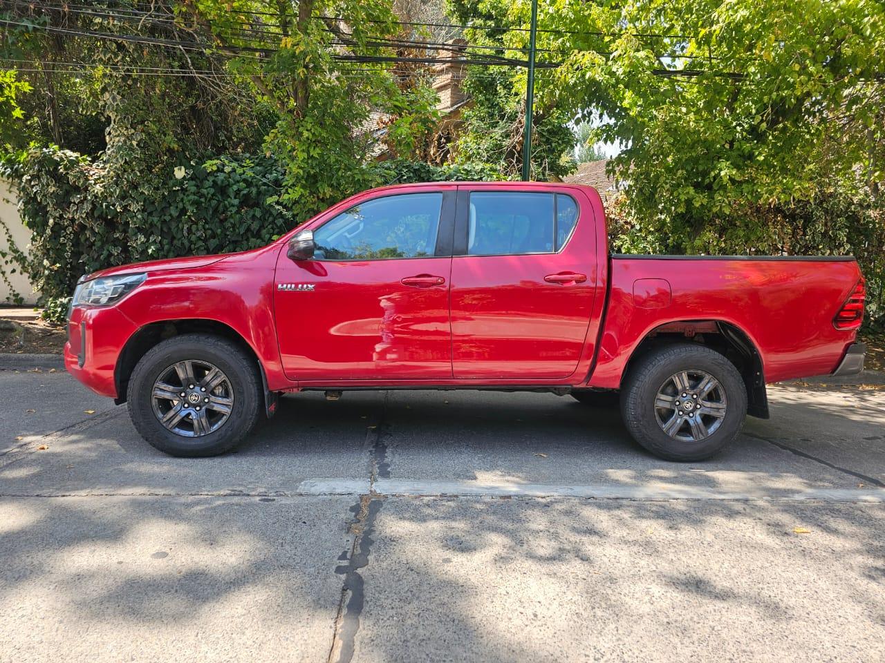Vista lateral Toyota Hilux SR 2022 despeje de suelo y llantas de aleación Santiago