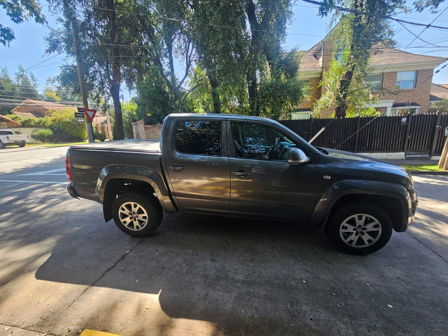 Vista lateral Volkswagen Amarok 2022 llantas de aleación y diseño robusto Santiago
