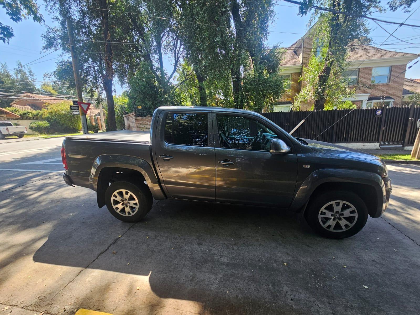 Vista lateral Volkswagen Amarok 2022 llantas de aleación y diseño robusto Santiago