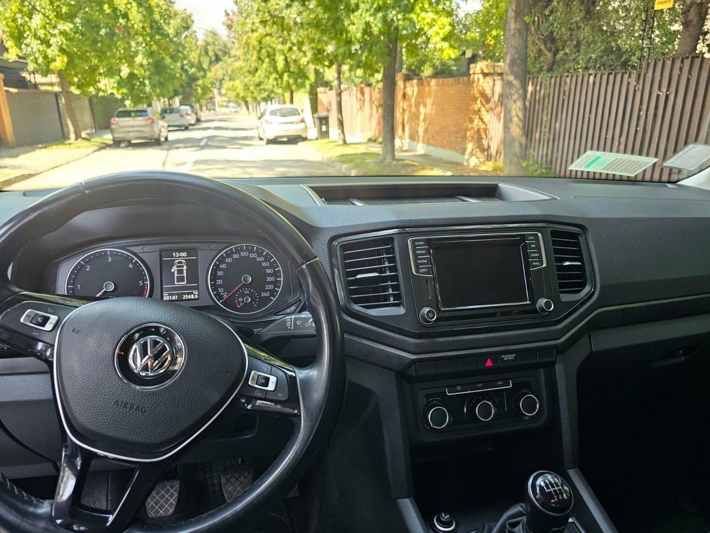 Interior Volkswagen Amarok 2022 panel central y pantalla táctil