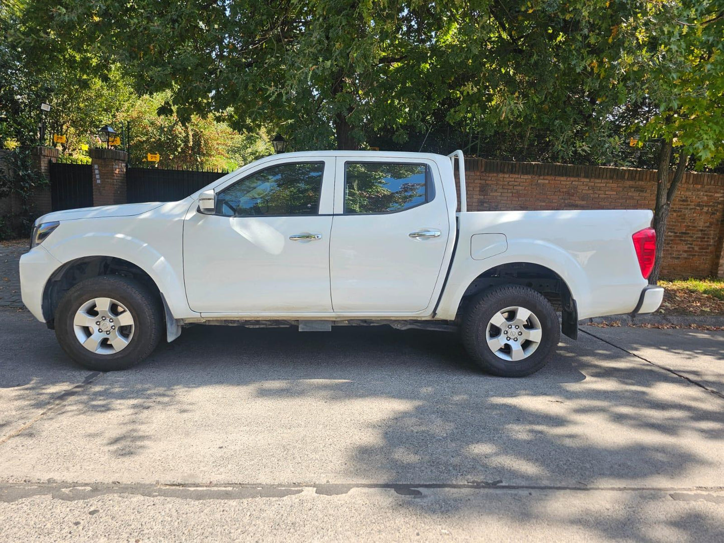 Navara D Cab 2.3 Manual RWD 2023 55.000 km Santiago - interior