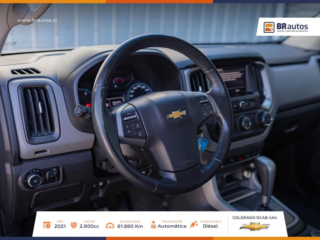Interior Chevrolet Colorado 2022 pantalla MyLink y volante multifuncional