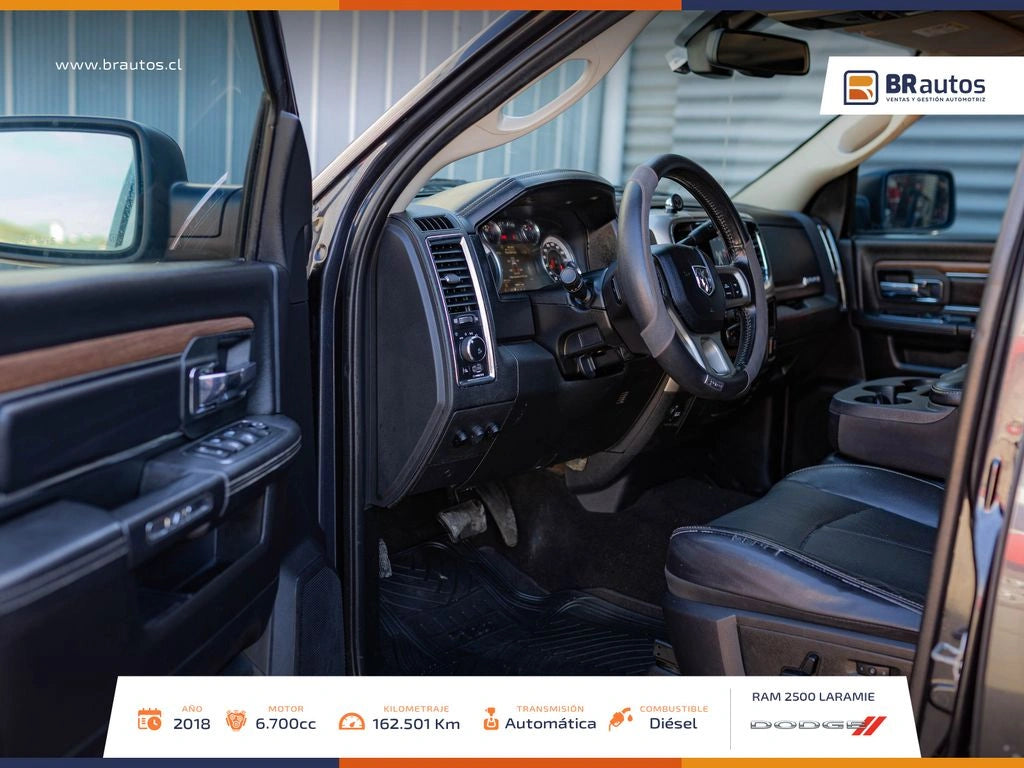 Interior de lujo RAM 2500 Laramie asientos de cuero