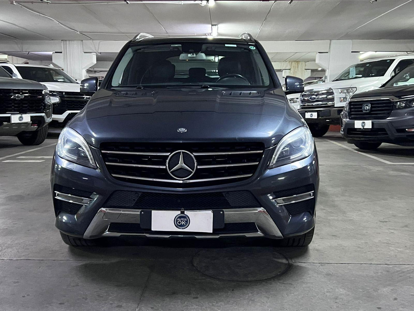 Mercedes-Benz ML 350 BlueTEC 2014 frente SUV de lujo blanco Look AMG