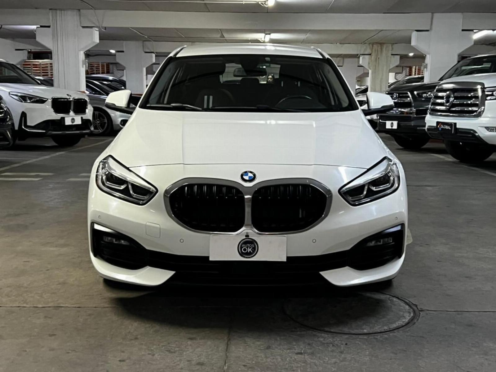 BMW 118d 2020 frente hatchback premium color sólido
