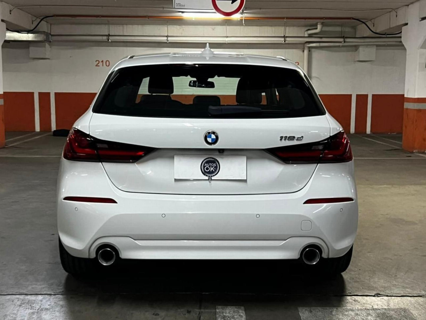 Vista trasera BMW 118d 2020 diseño moderno y faros LED Santiago