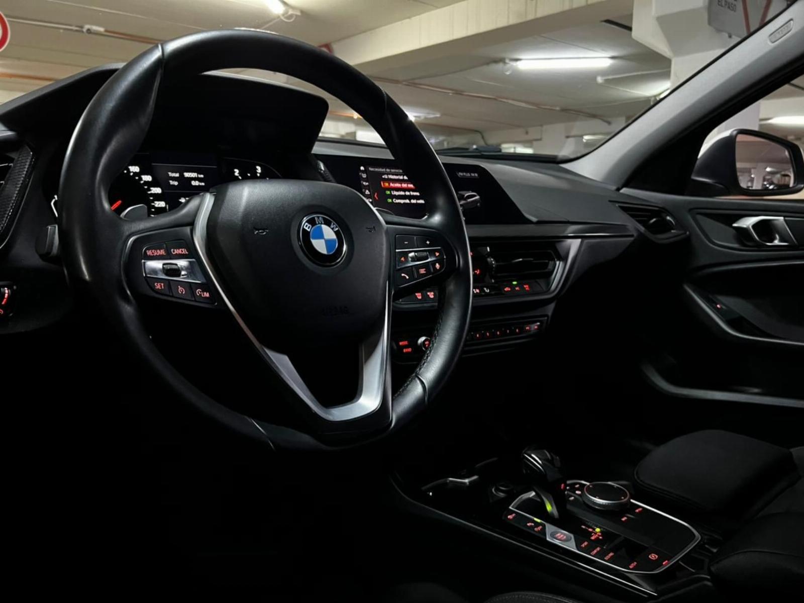 BMW 118d 2020 frente hatchback premium color sólido