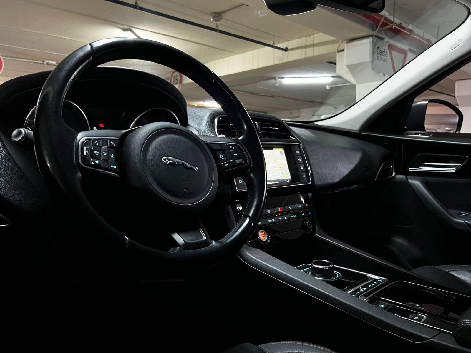 Interior Jaguar F-Pace 2017 asientos de cuero y selector rotativo
