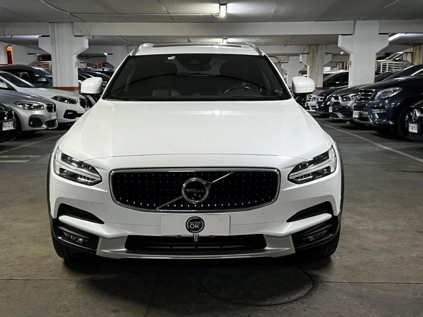 Volvo V90 Cross Country 2019 frente station wagon lujo gris