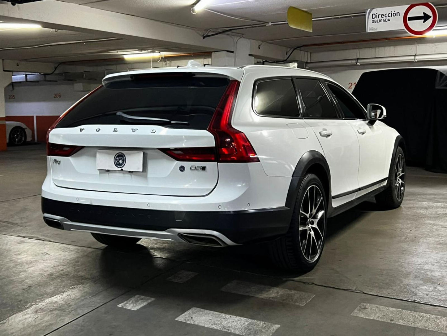 Volvo V90 Cross Country D5 Inscription 2019 | Lujo Off-Road | Mantenciones Oficiales | Santiago