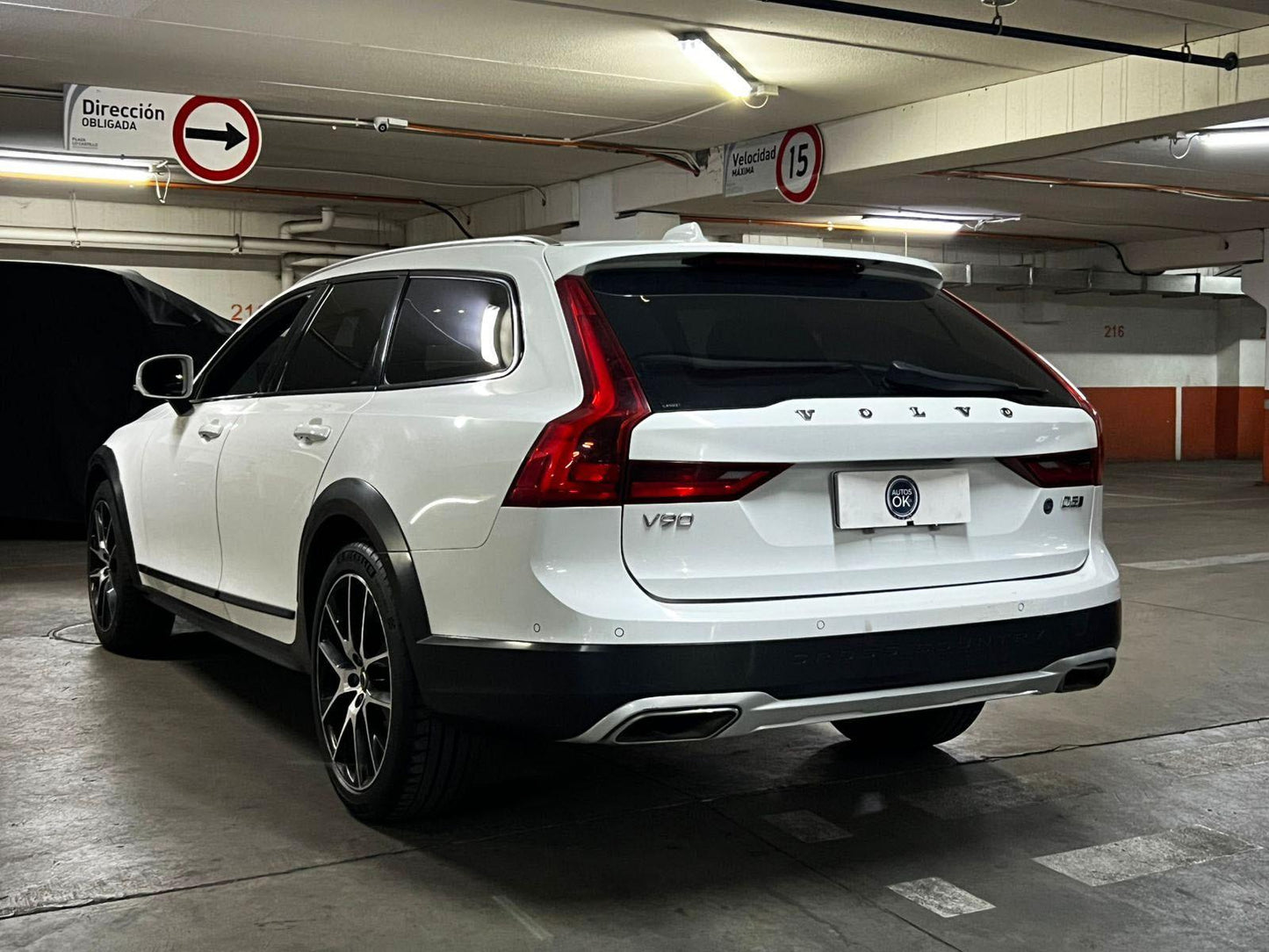 Volvo V90 Cross Country D5 Inscription 2019 | Lujo Off-Road | Mantenciones Oficiales | Santiago