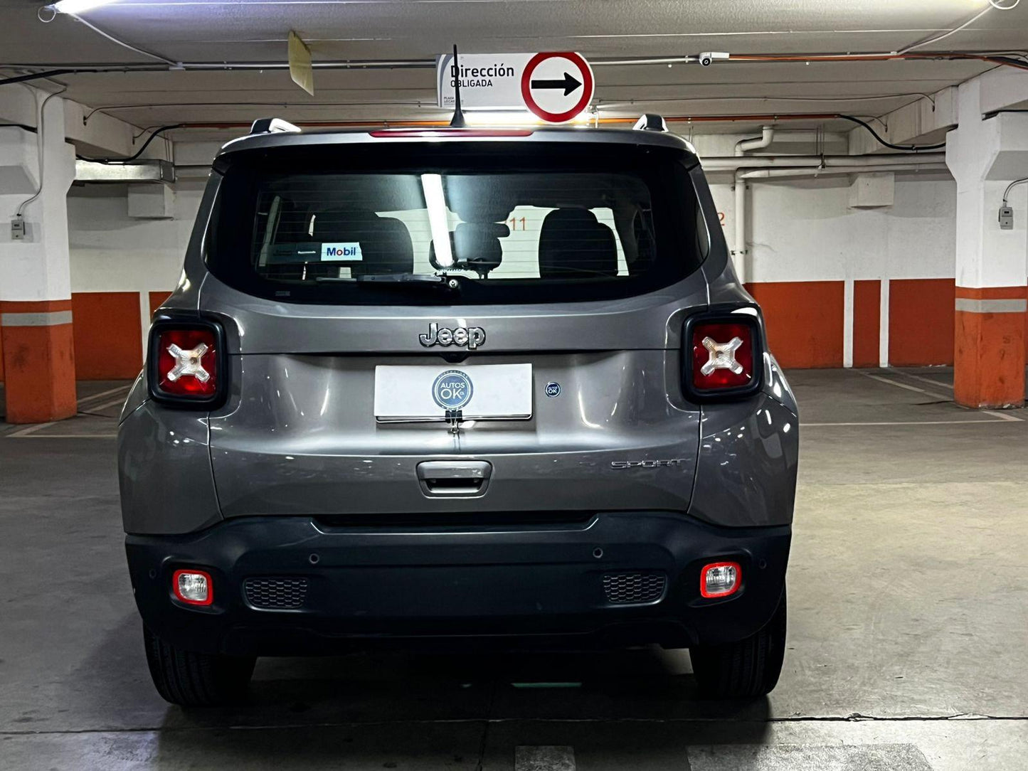 Vista trasera Jeep Renegade 2022 faros en X y despeje de suelo Santiago